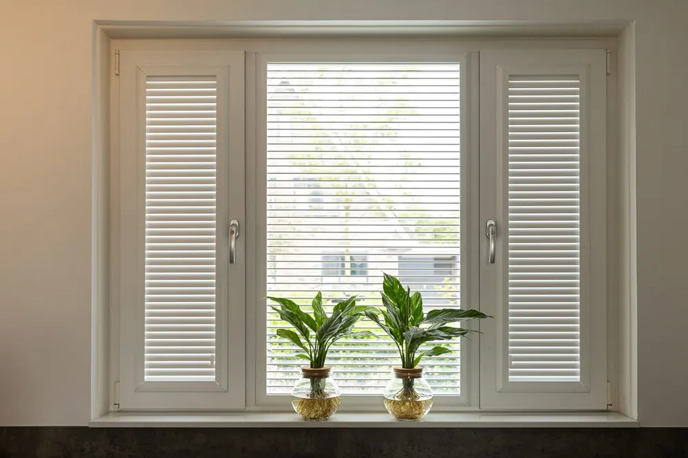 Witte shutters voor het raam — tijdloze raamdecoratie met kantelbare lamellen op maat