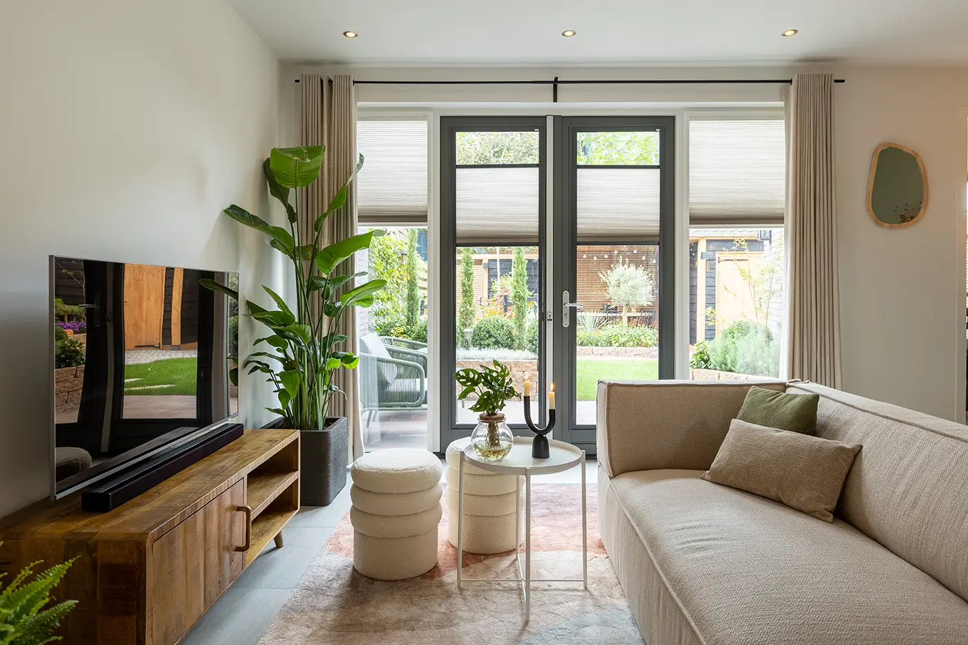 Stijlvolle woonkamer met KeJe raamdecoratie voor licht en sfeer