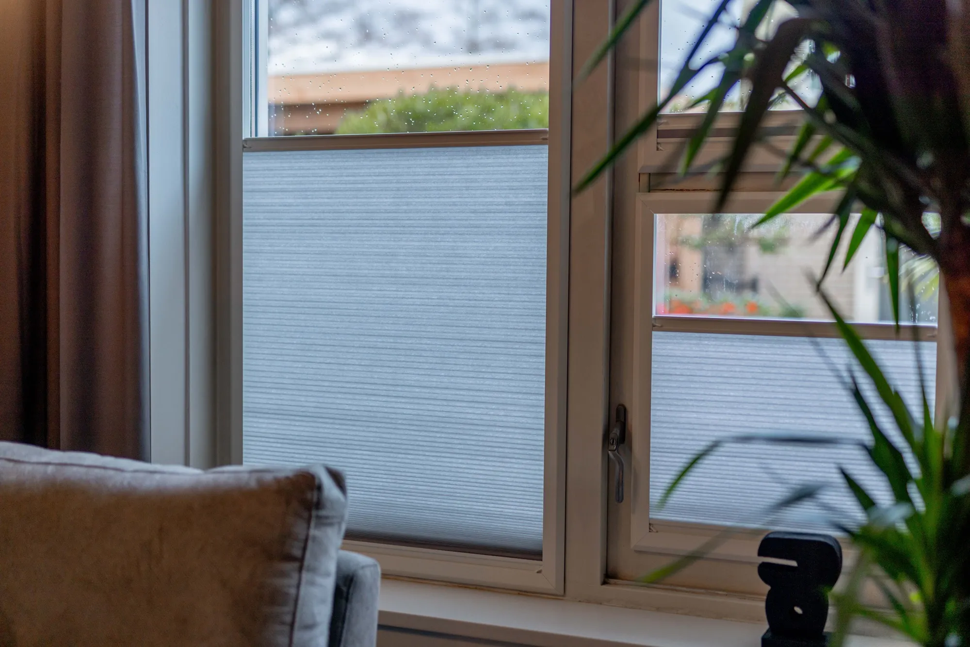 KeJe Splendid Pliss plisségordijn in wooninterieur — warm en stijlvol