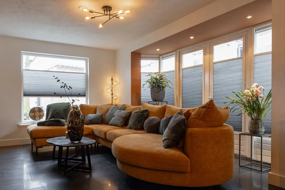 Grijze Splendid Pliss raamdecoratie in moderne woonkamer